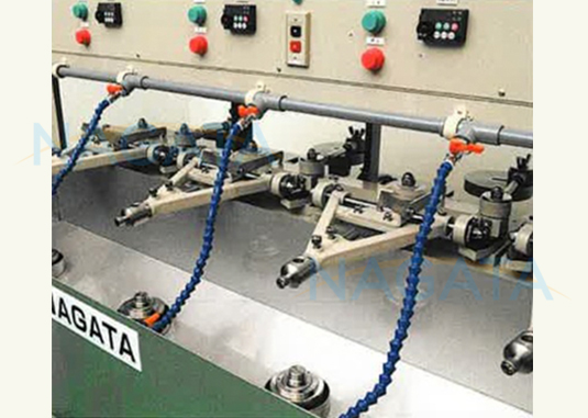 大型4軸中心振りオスカー研磨機 | 光学レンズ業界 世界No.1 トータルサプライヤー NAGATAグループ